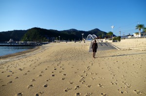 海水浴場の砂浜を歩く
