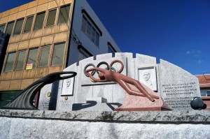 市庁舎前にオリンピック金メダリスト顕彰碑