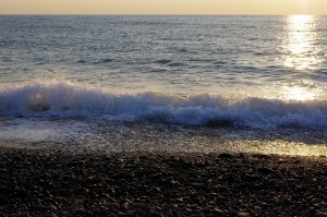 印南町の海岸部、打ち寄せる波が夕陽を浴びる