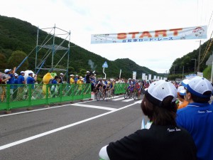 日裏町長の号砲でスタートしたリハーサル大会の自転車（ロードレース）競技（2014年8月24日）