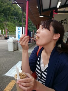 黒あめソフトクリームを食す中川アナ（２）