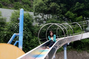 田口川砂防公園の遊具で遊ぶ中川アナ（滑り台）