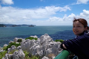 白崎海洋公園内の石灰岩の岩を眺める中川アナ