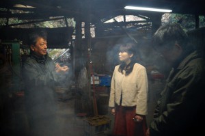 中川アナ、森林組合の松本さん（右）の案内で窯元の小谷さん（左）の炭焼き小屋へ