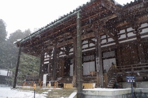 雪が降りしきる高野山・金堂