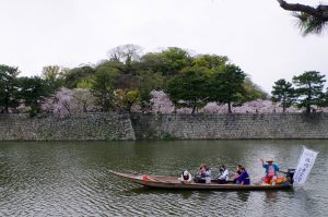 和歌山城の堀を行く遊覧船