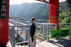 いざ、吊り橋へ、中川アナ