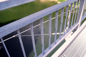 吊り橋から足下のダム湖を望む