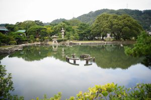 海水を引き入れた池のある庭園