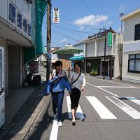 湯浅駅前通りを歩く女子2人
