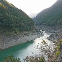 北山川はＶ字谷を形成