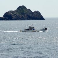 ヒジキ島と漁船