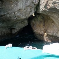 白い岩に洞窟