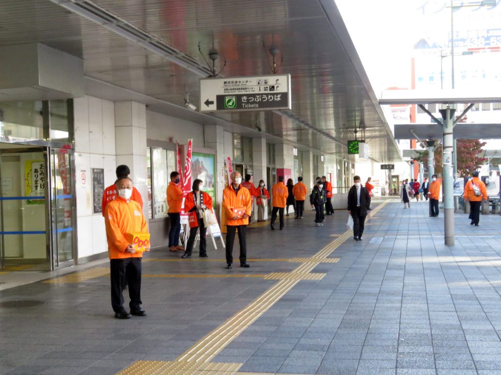 初日の募金活動の様子（11月1日/JR和歌山駅前）