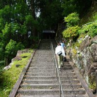 岩倉神社の境内へ