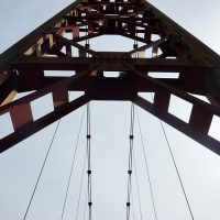 蔵王橋の支柱を見上げる