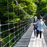 吊り橋を渡る女子たち