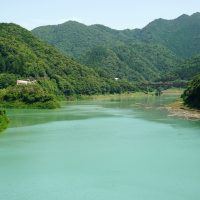 椿山ダム湖を一望