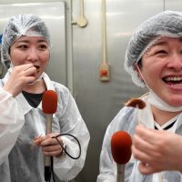 笑顔で試食の女子2人