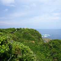 屋上から慰霊碑が見える