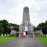 慰霊碑に手を合わせる