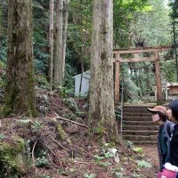 神社前に開通記念の石碑