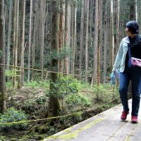 橋を渡る伊舞さん