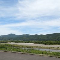 目の前を流れる富田川