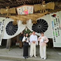 神門前で宮司と