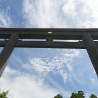 大鳥居をくぐる
