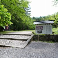 旧社地は一段高く