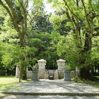 石の祠がふたつ並ぶ