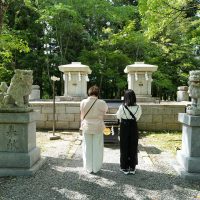 参拝する女子2人