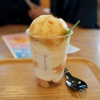 季節の桃パフェ
