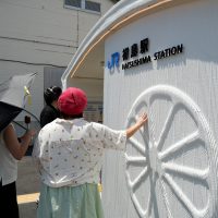 駅舎の質感を確かめる
