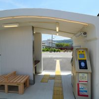 ベンチと改札機(退場)