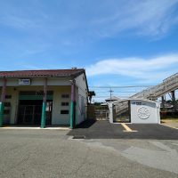 旧駅舎(左)と現駅舎