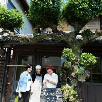 店の前で吉田さんと