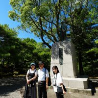 新田長次郎像前で