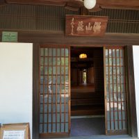 主屋（本館）の玄関前