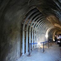 トンネルを通る