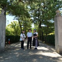 温山荘園の門で枡田さんと