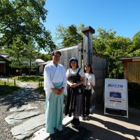 鈴木屋敷前で西岡宮司と