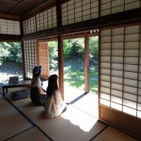鈴木屋敷で庭園を眺める