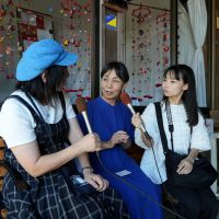 権禰宜の中井万里子さんと
