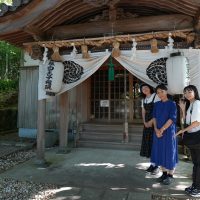 権禰宜の中井万里子さんと