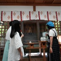 西岡宮司と本殿へ