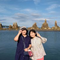 橋杭岩前で