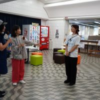 案内の小山知佳さんと