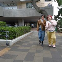 扇ヶ浜公園を歩く2人